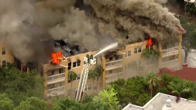 Descoperire macabră într-un bloc cuprins de flăcări din Miami. Pompierii au găsit un bărbat împușcat