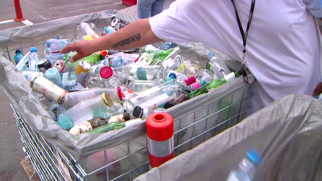 Ce fac mulți români cu banii strânși din peturile reciclate. Greutatea ambalajelor returnate a ajuns la 40.000 de tone