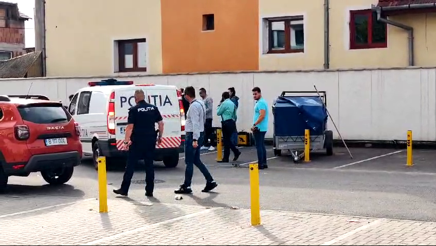 Cadavrul unei femei a fost găsit într-o remorcă parcată într-un cartier din Oradea. Pe corp ar avea urme de violență