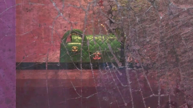 Un butic Chanel din Paris a fost călcat de hoți. În câteva minute au furat marfă de milioane de euro