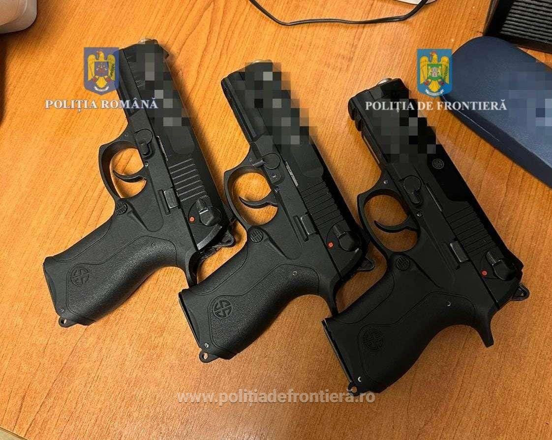 Şaptesprezece pistoale, fără serie şi fără muniţie, găsite într-un camion care încerca să intre în România