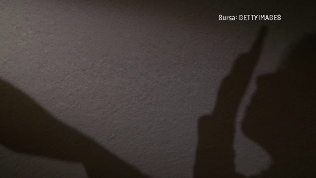 Ce s-a întâmplat cu mama din Brașov care și-a bătut fiica cu ciocanul de șnițele, pentru că a întârziat de la școală