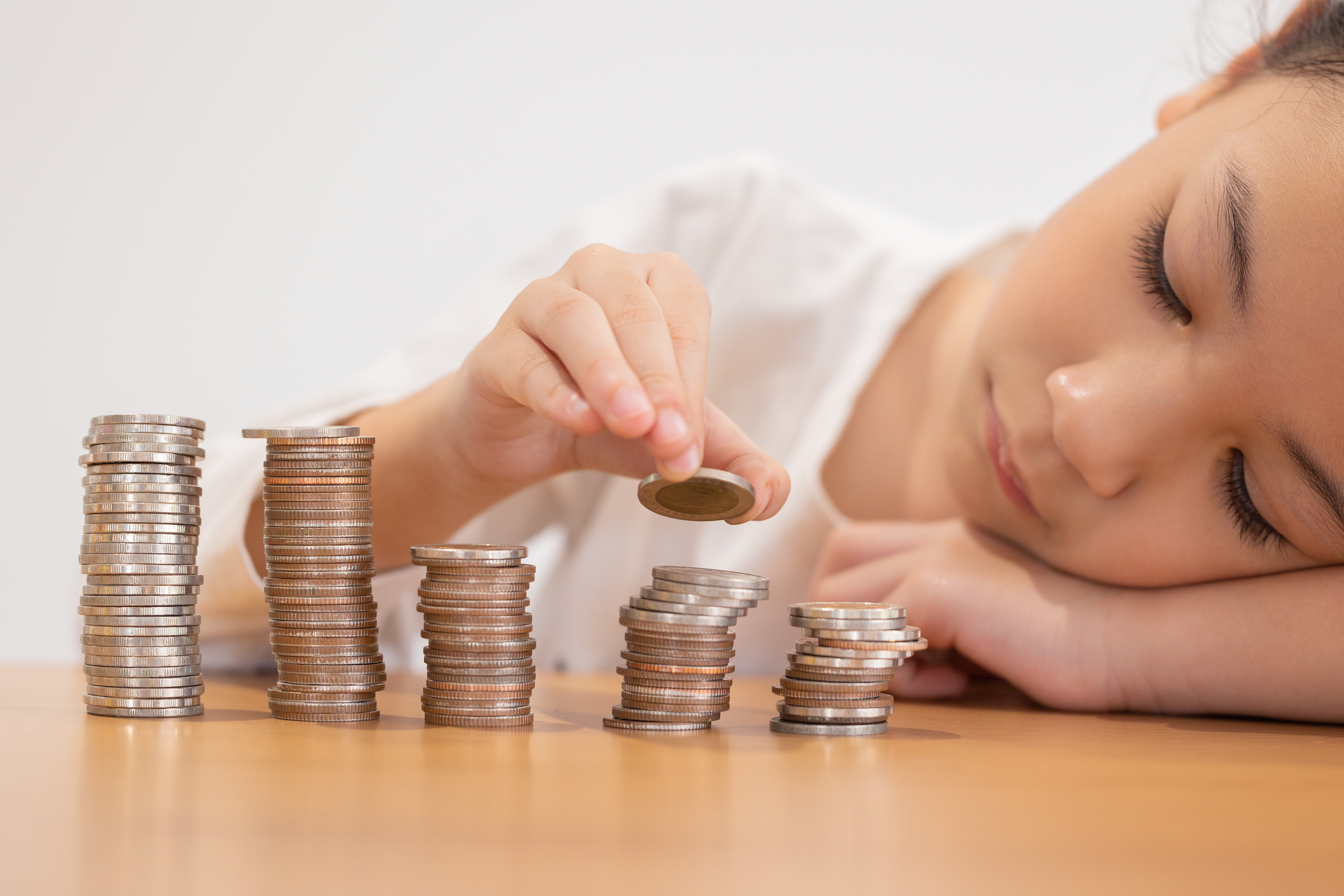 iBani. Cum vorbim cu copiii despre bani și cum rezolvăm crizele de la cumpărături