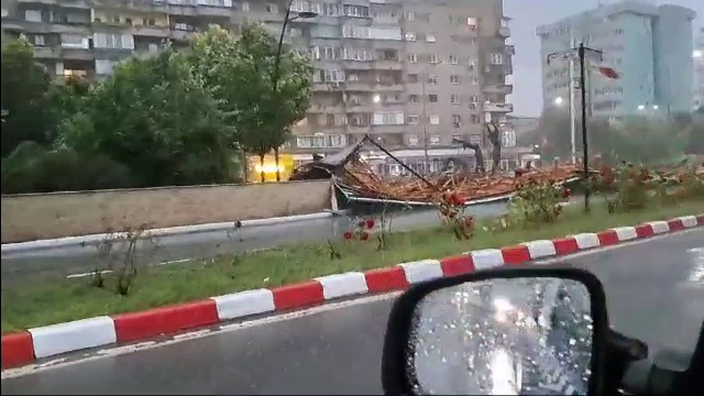 România, lovită de vijelii și caniculă. Furtunile au făcut prăpăd în mai multe județe din țară. Avertizarea ANM