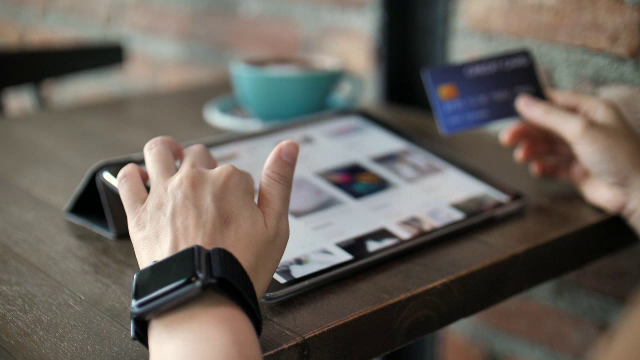 Peste 60% dintre români au fost victime ale tentativelor de fraudă online. Cea mai recentă schemă a făcut deja mii de victime