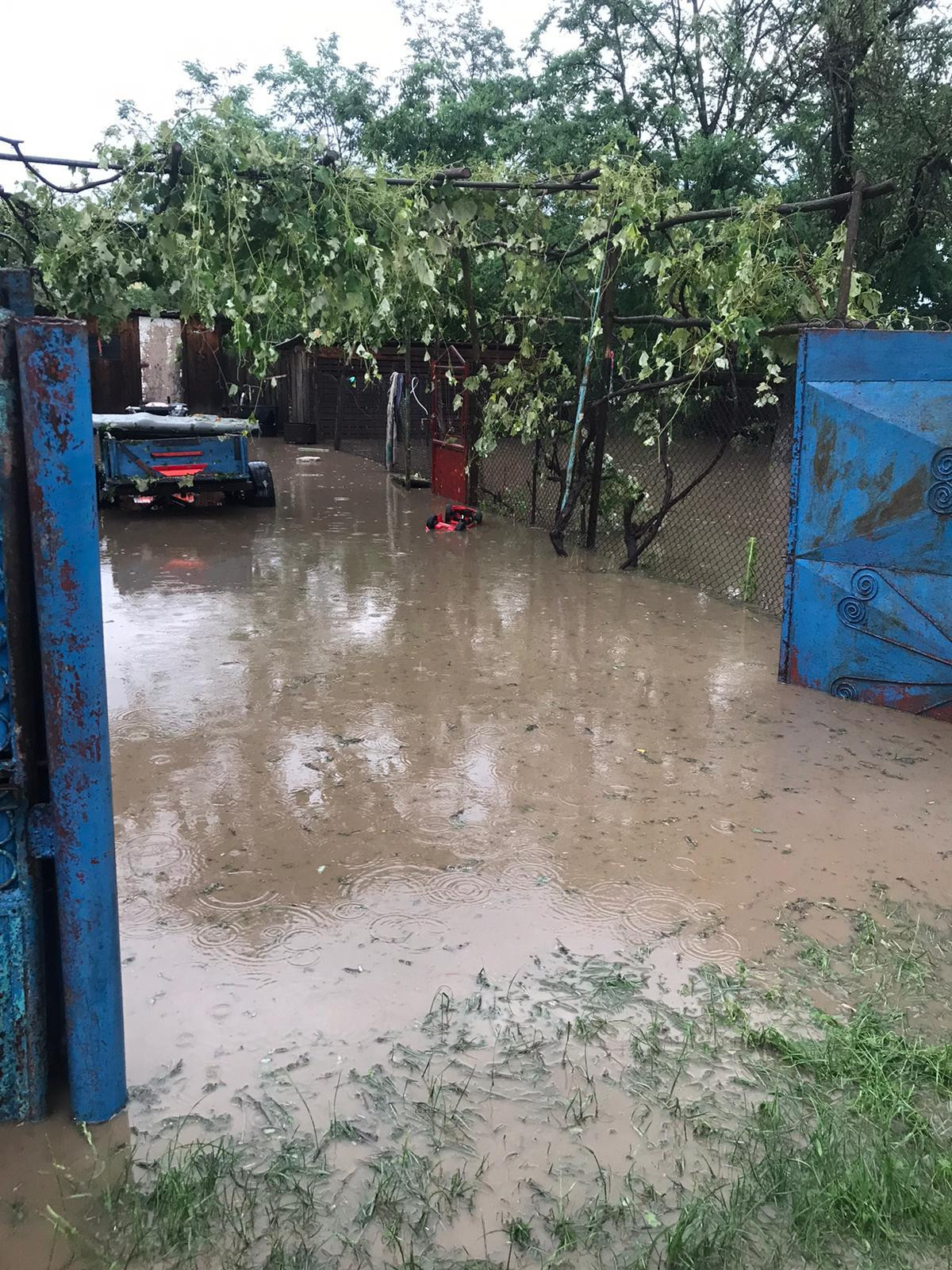 Cod galben de viituri pe râuri din 24 de judeţe, până luni. Avertismentul hidrologilor