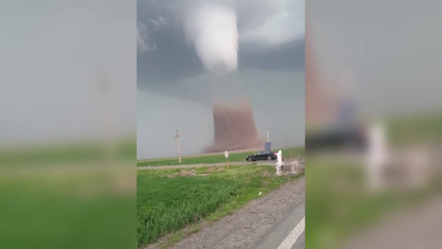 Tornadă filmată pe un lac din Cluj. Care a fost cea mai puternică furtună înregistrată vreodată în România