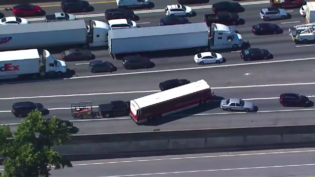 Scene rupte din filmele de acțiune. Un bărbat a amenințat cu pistolul un șofer de autobuz și l-a forțat să meargă cu viteză