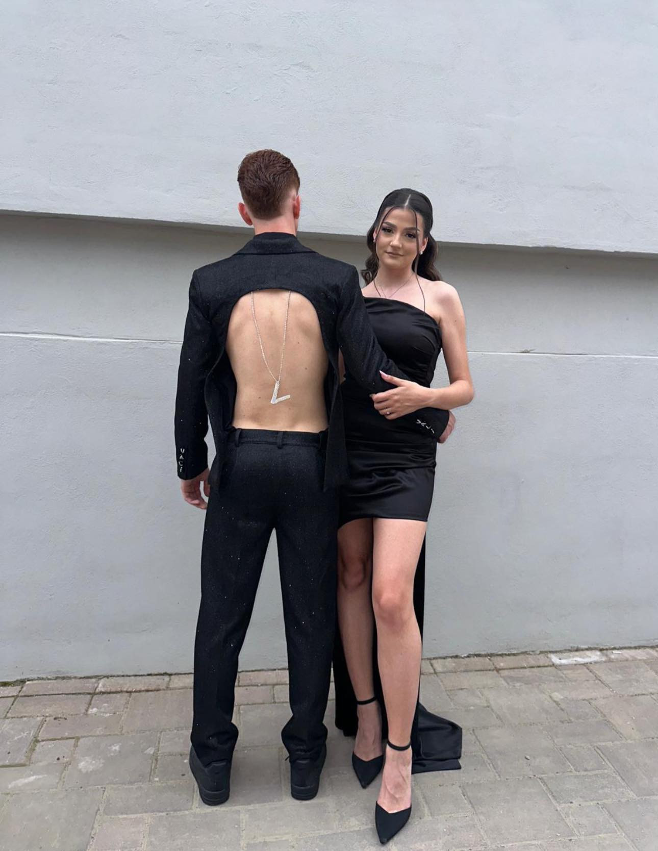 Cum a apărut un liceean la balul de absolvire. ”Pare mai mult pentru stripperi” VIDEO