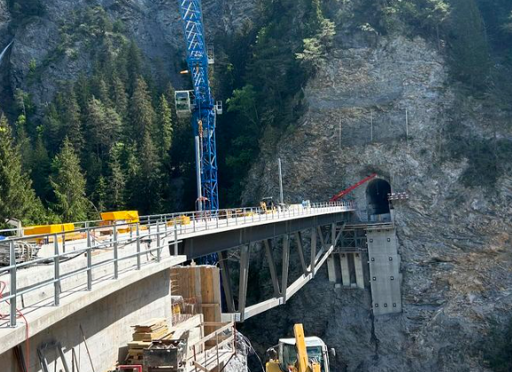 Un pod vechi de 110 ani a fost demolat din greșeală. Folosirea dinamitei era interzisă. VIDEO