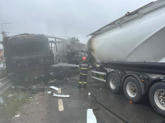 Accident violent în Bihor. Un camion şi o cisternă s-au ciocnit, la Ceica, ambele autovehicule luând foc