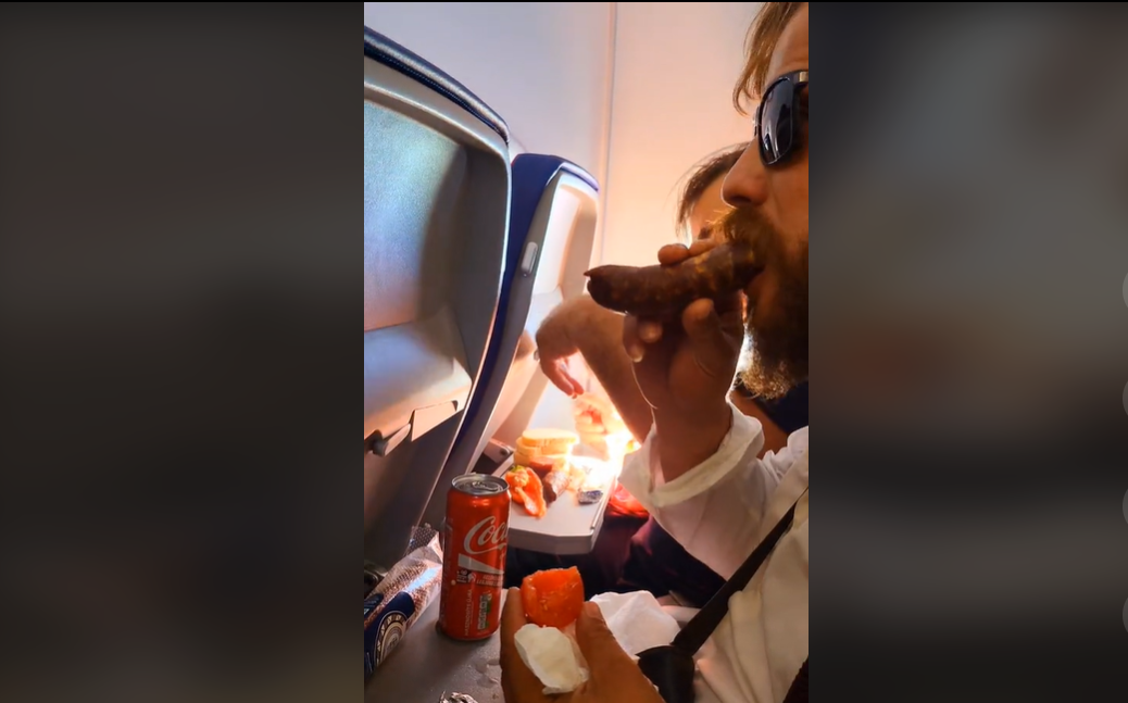 Doi români s-au filmat mâncând cârnați cu roșii în avion. Clipul are milioane de vizualizări. ”Mi-am blestemat zilele” VIDEO