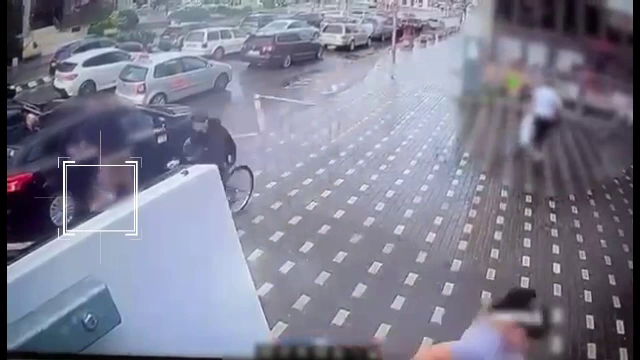 Un biciclist din Zalău a lovit în plin o fetiță care cobora din taxi, apoi a fugit. Momentul impactului a fost filmat