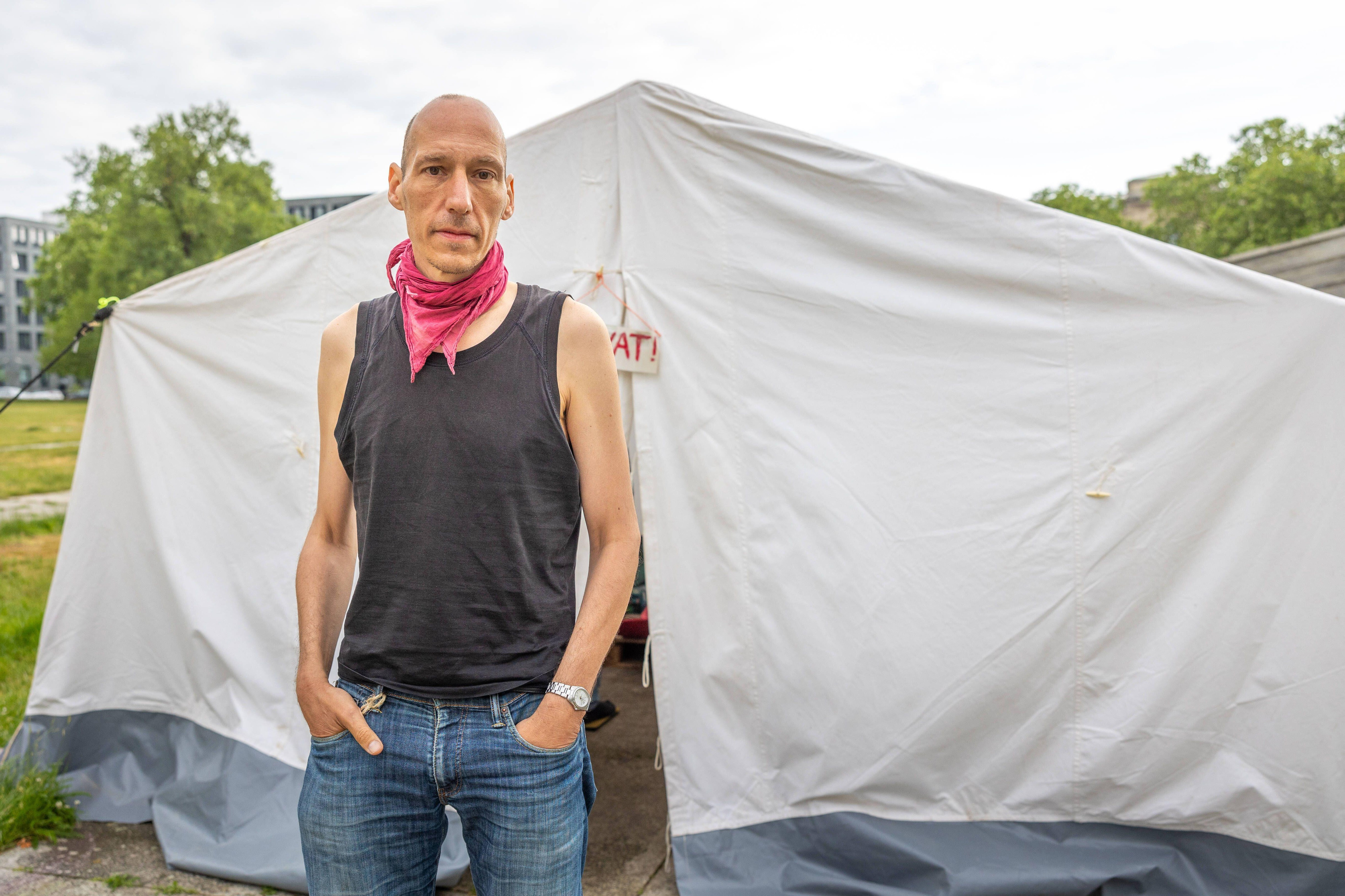 Cum arată activistul care nu a mai mâncat de 92 de zile. A slăbit 30 de kilograme | FOTO & VIDEO