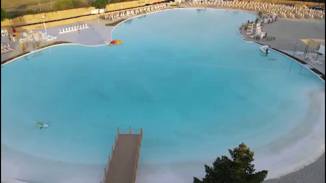 Cum arată plaja artificială inaugurată în București. A fost transformată dintr-o platformă industrială abandonată