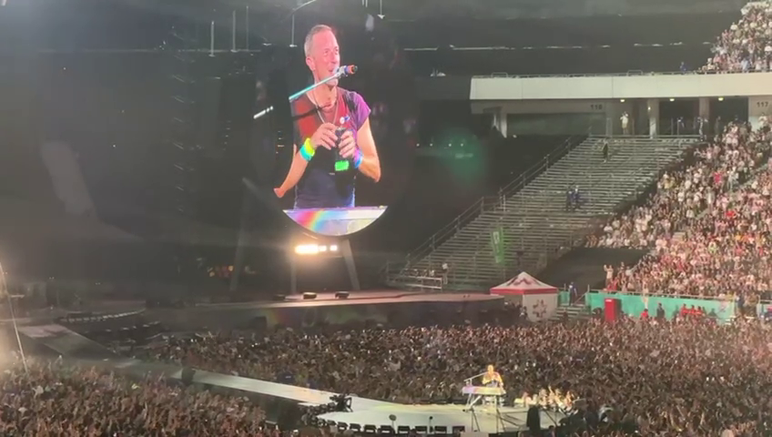 Un supraviețuitor al incendiului de la Colectiv, pe scenă alături de Coldplay. Chris Martin a dedicat o melodie victimelor