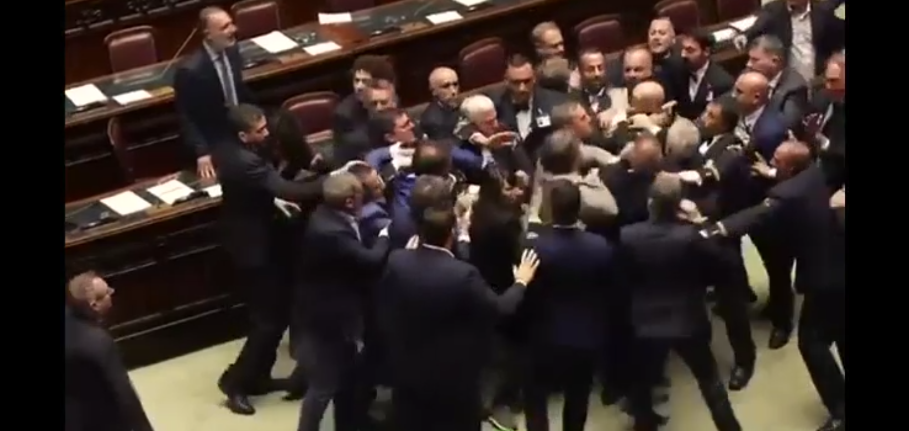 Haos în parlamentul Italian. Deputații s-au îmbrâncit și și-au împărțit pumni. Mărul discordiei: o lege controversată
