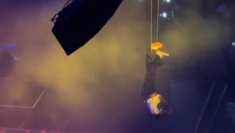 Video viral cu Chris Brown. Artistul a rămas suspendat deasupra scenei în timpul unui concert