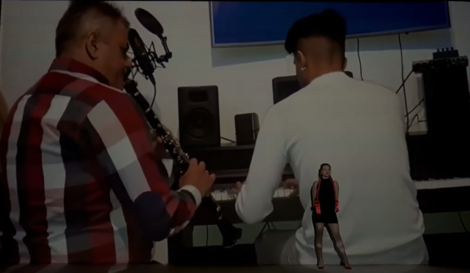 Ce cânta Babasha alături de sora și tatăl lui pe scena Teatrului Bacovia din Bacău. ”Țara asta-i o tragedie întreagă” VIDEO