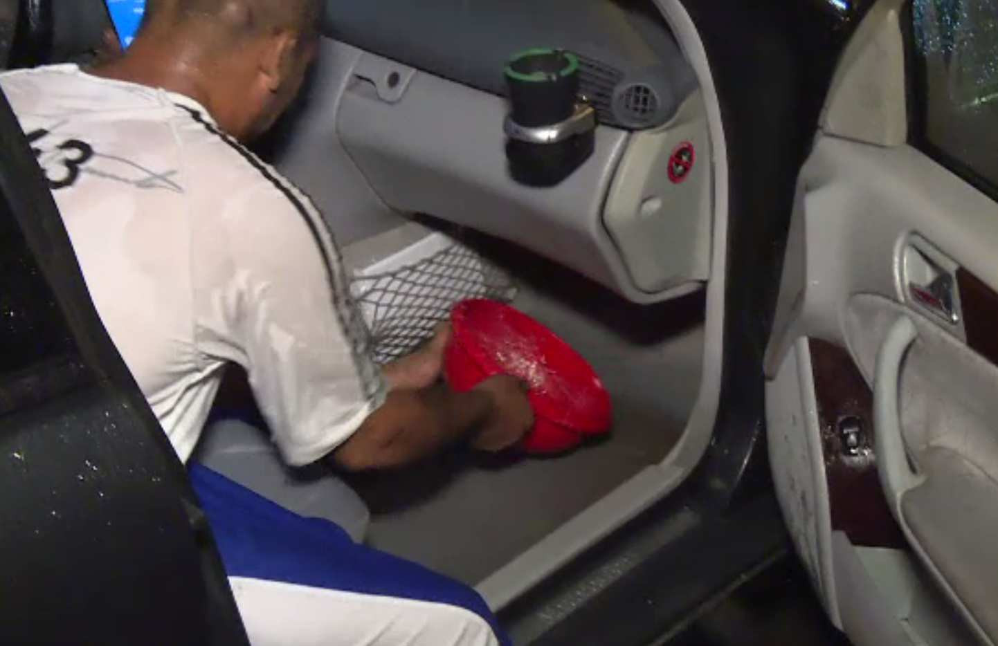 Bilanțul furtunii violente, cu grindină, care a paralizat Capitala. Șoferii au scos apa cu ligheanul din mașini