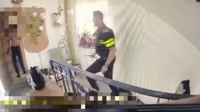 Reacția polițiștilor când bărbatul din Craiova care își agresa soția iese din apartament cu cuțitul în mână. VIDEO