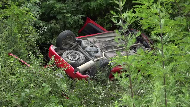 Descoperirea uimitoare făcută de polițiști într-o mașină căzută într-o râpă de aproape două zile, în Alba