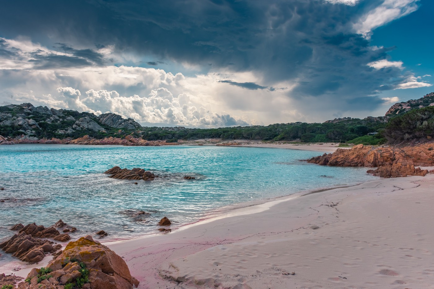 Îndrăzneala are prețul ei. Ce amendă a primit o creatoare de conţinut care a pătruns pe o plajă cu nisip roz din Sardinia