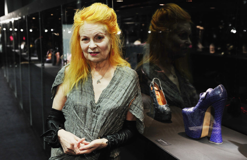 Sute de haine și bijuterii ale creatoarei de modă Vivienne Westwood, scoase la vânzare