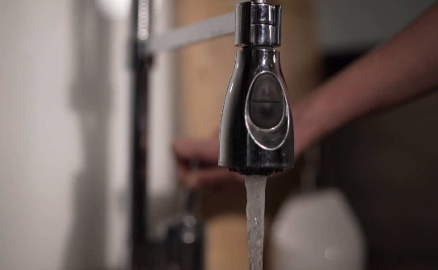 Risipa de apă a devenit un fenomen periculos, și în România. Obiectiv de reducere a „amprentei de apă”