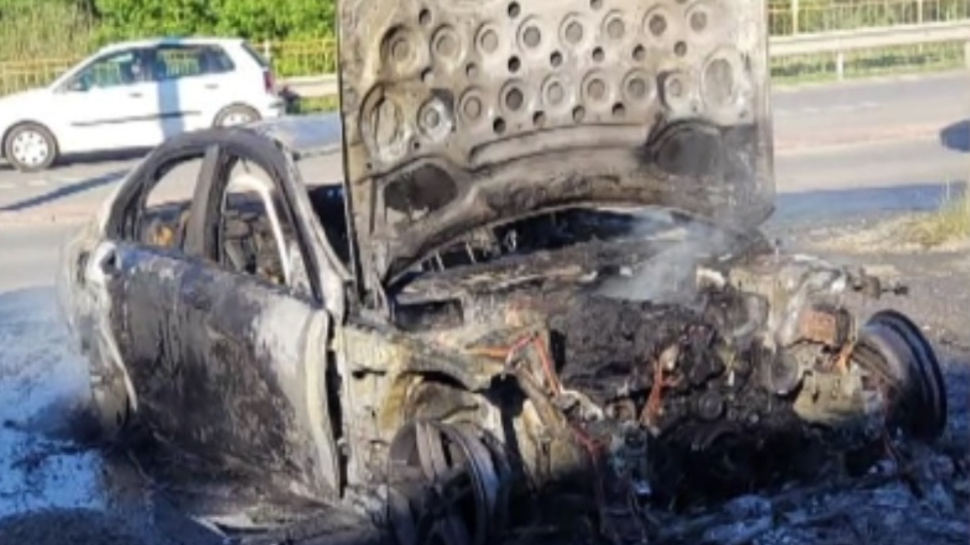 O mașină a luat foc în mers, în Cluj-Napoca. Pasagerii s-au salvat în utlimul moment