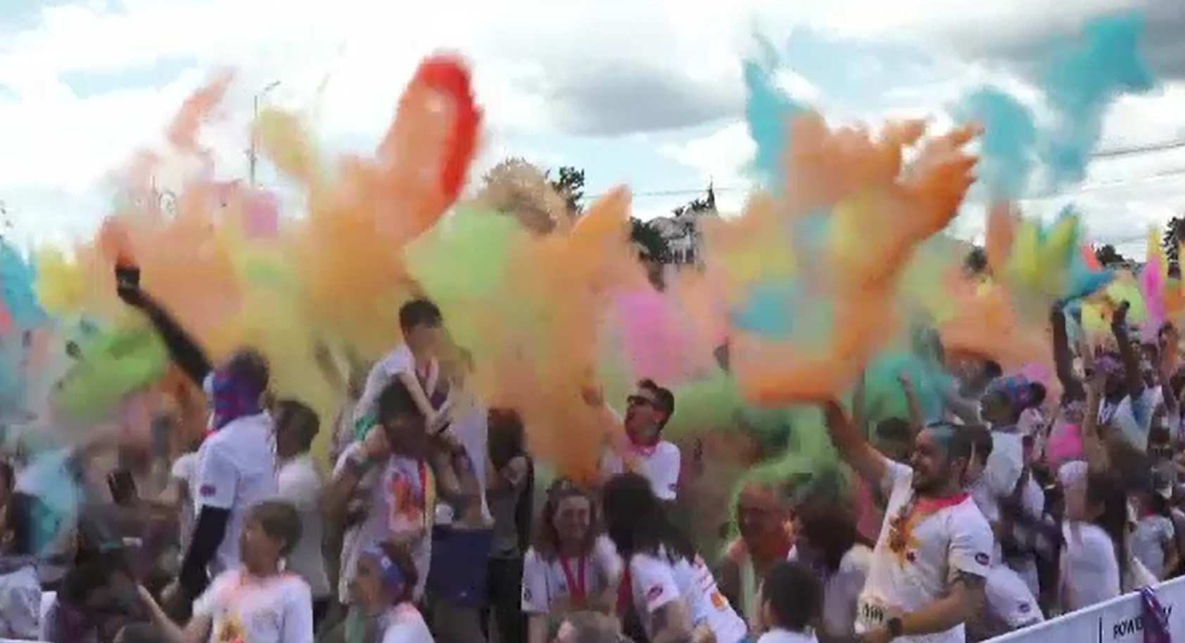 Cursă de cinci kilometri pe străzile Iașiului, la Colour Run. La final, a fost o petrecere scăldată în culori