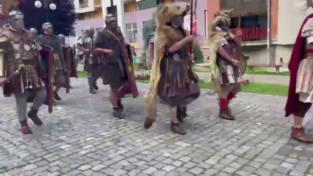 Istoria prinde viață la Târgu Ocna: Luptele dacilor și romanilor captivează turiștii. „Copiii cresc și să știe originile”