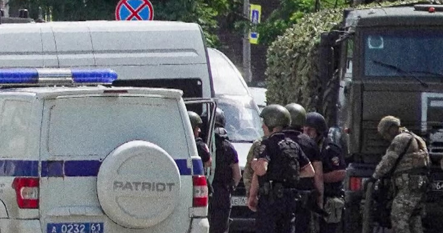 Momentul în care forțele de securitate ruse intervin în forță în închisoarea în care doi gardieni au fost luați ostatici