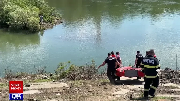 Două persoane, surprinse de apă pe o insulă în zona Barajului râului Argeș. ISU a intervenit cu barca pentru a le salva