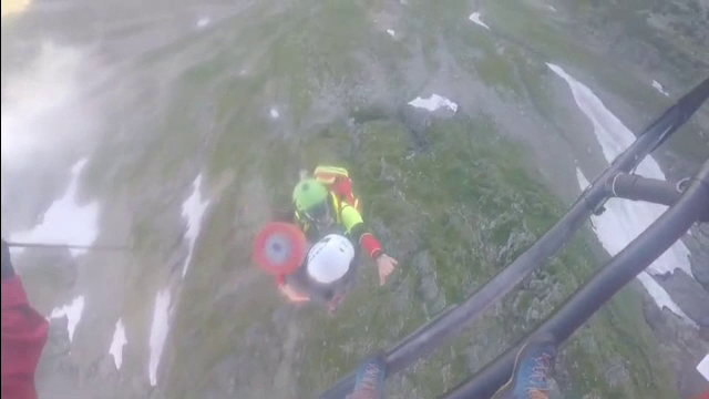 Intervenții dificile ale salvamontiștilor în weekend. Trei persoane, coborâte cu elicopterul, după ce au suferit fracturi