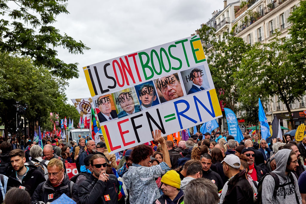 Sute de mii de oameni au protest în Franța împotriva extremei drepte înainte de alegerile anticipate. Macron, pus la zid