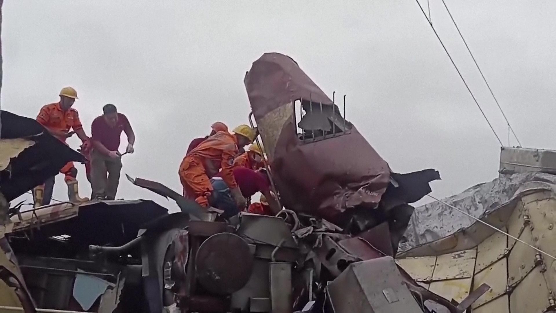 VIDEO. 15 morţi şi zeci de răniţi, după ciocnirea a doua trenuri în India. Un vagon a rămas în poziţie aproape verticală