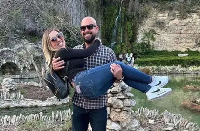 Un bărbat a murit electrocutat după ce a intrat în cadă. Era în vacanță alături de soție