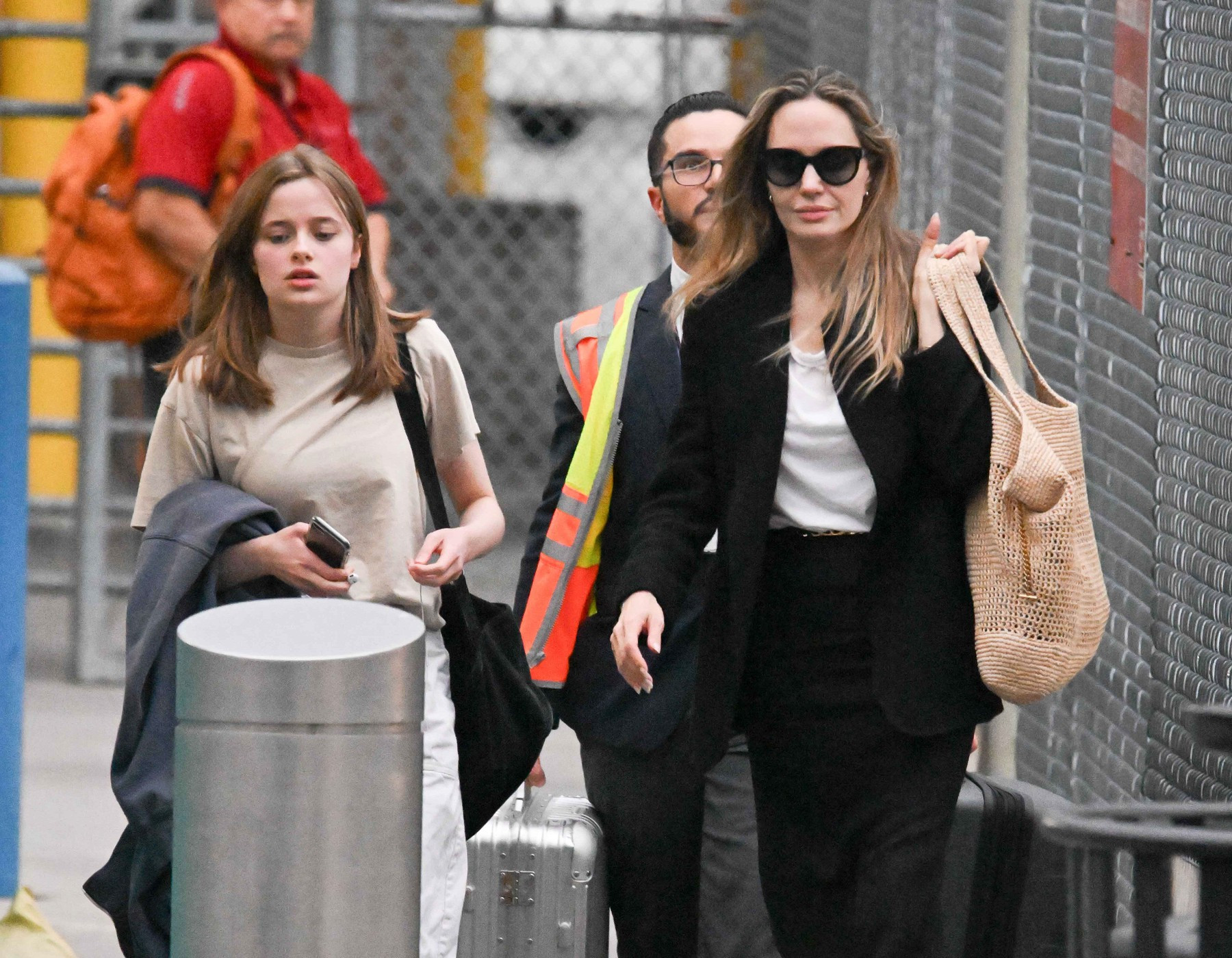 Angelina Jolie și fiica sa, Vivienne, au câștigat primele lor premii Tony. Ce ținute au purtat. GALERIE FOTO