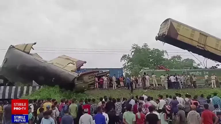 15 morţi şi zeci de răniţi, după ciocnirea a doua trenuri în India. Un vagon a rămas în poziţie aproape verticală