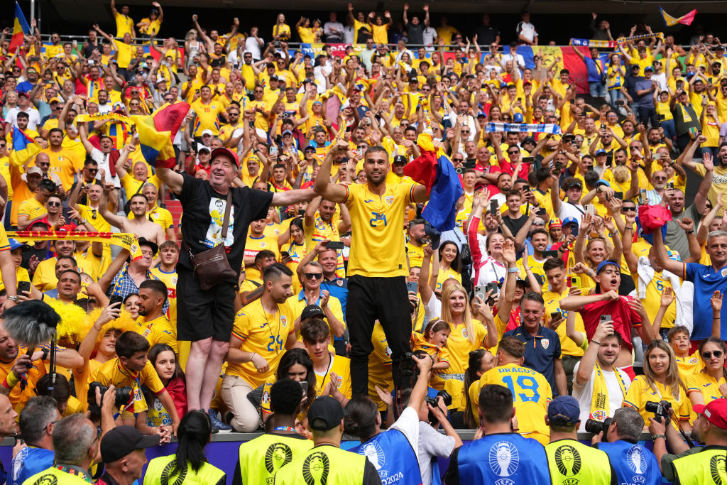 Imagini de colecție surprinse la România - Ucraina. Un Iordănescu a condus echipa, altul galeria | FOTO