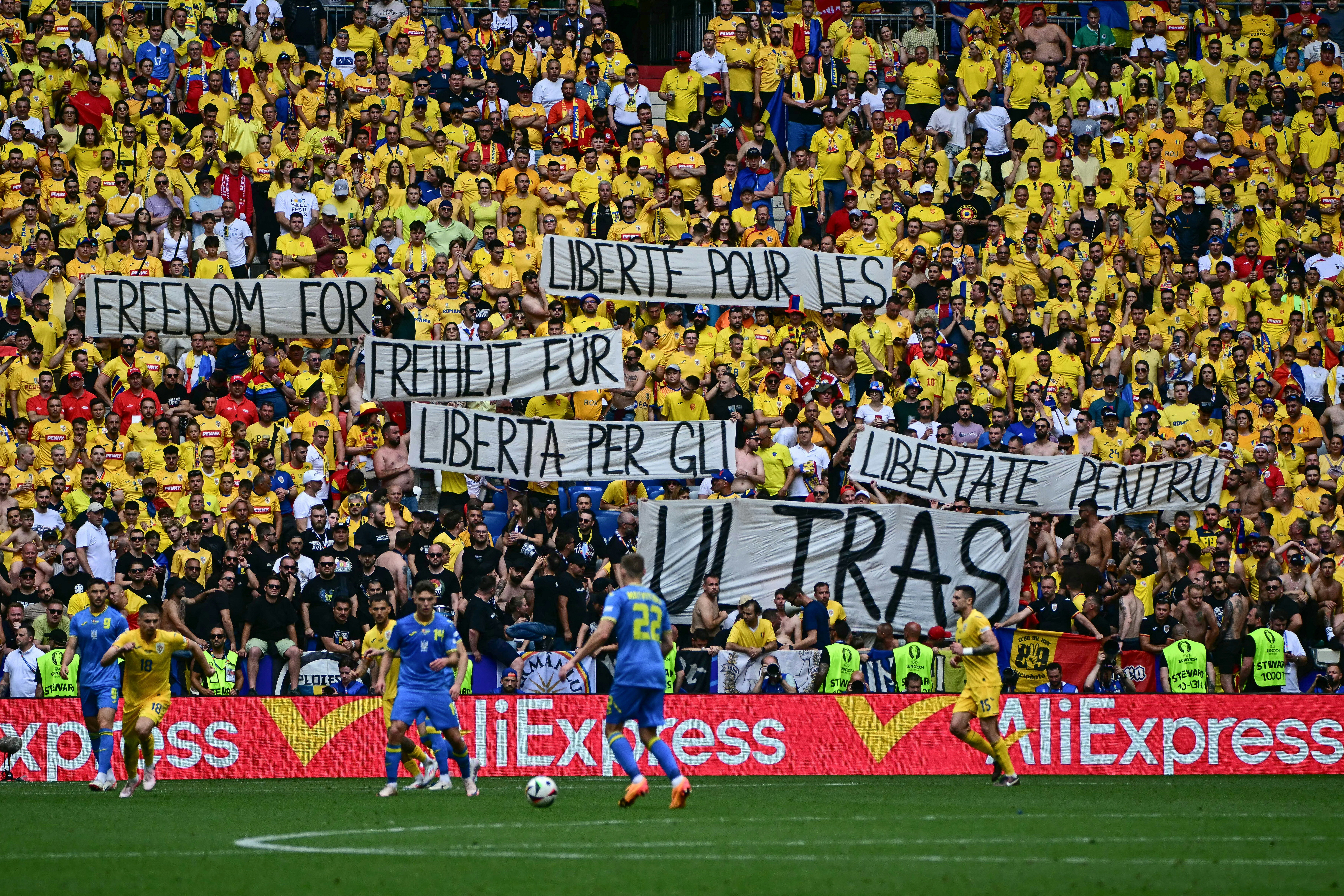 Fake news care pătează imaginea fanilor români după meciul cu Ucraina. Sunt acuzați că ar fi scandat numele lui Putin | VIDEO