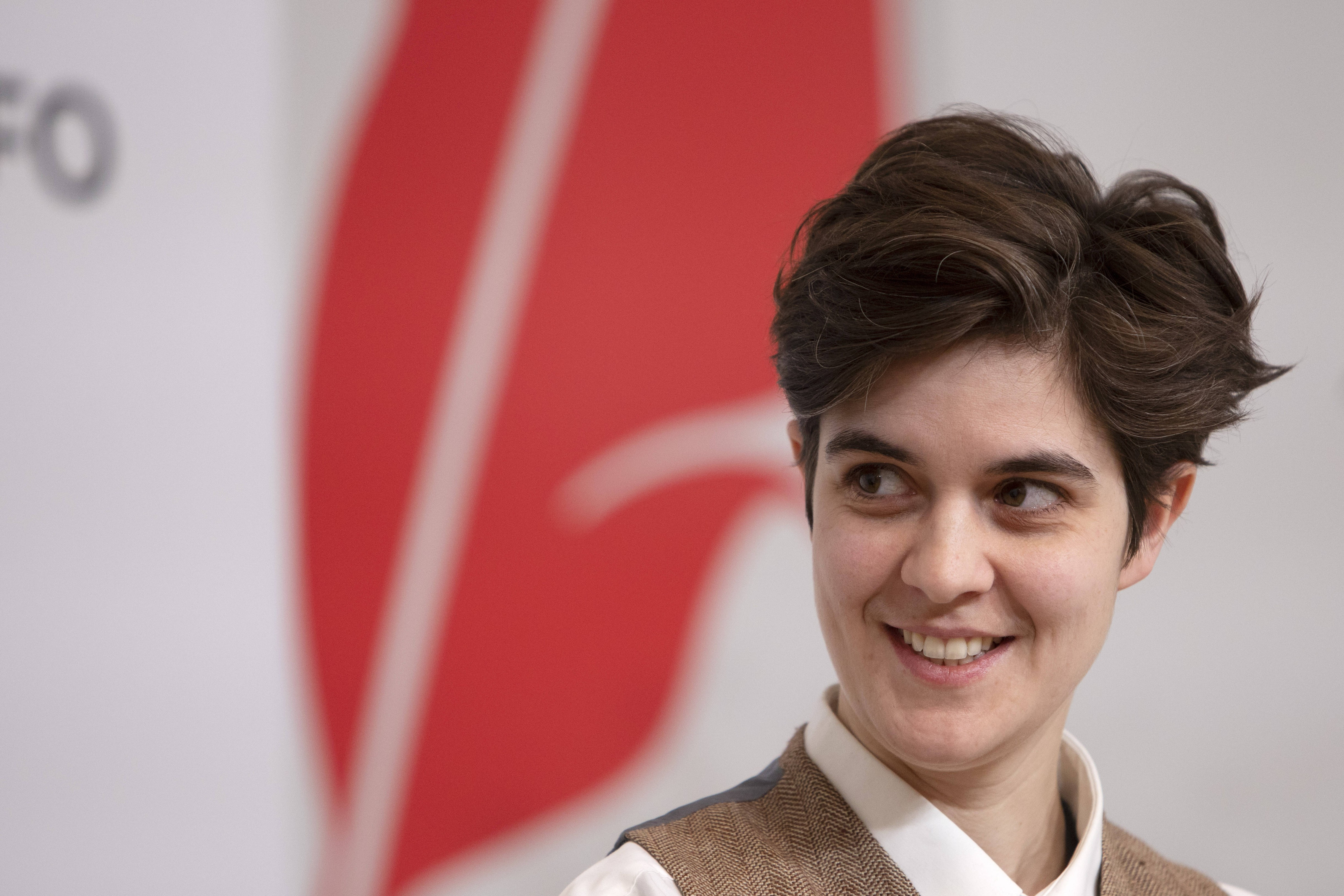 O femeie își împarte averea de 25 de milioane de euro în urma unei decizii luate de 50 de oameni