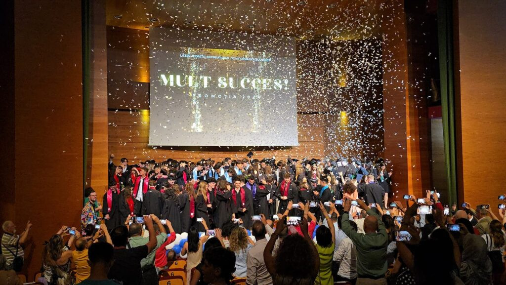 Patru medalii de aur şi una de argint pentru elevii României la Olimpiada Asiatică de Fizică din Malaezia