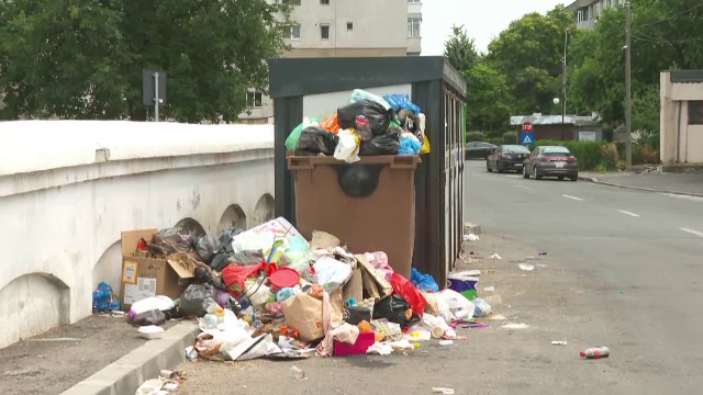 Stare de alertă în Brăila. Este pericol de infecție după ce firma de salubrizare a refuzat să mai colecteze gunoaiele