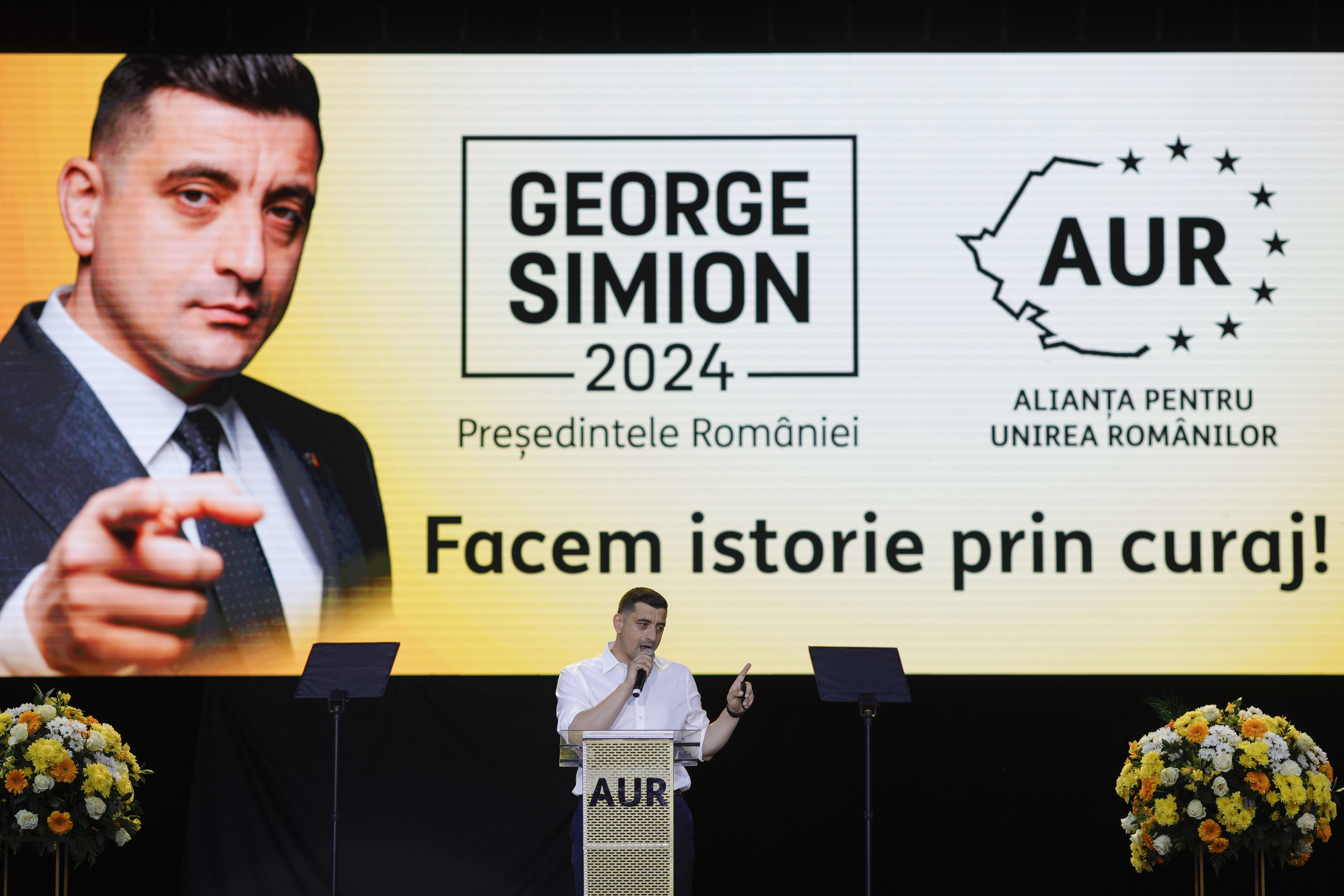 George Simion promite locuințe pentru români la 35.000 de euro, dacă va fi ales președinte. Și-a lansat „contractul” politic