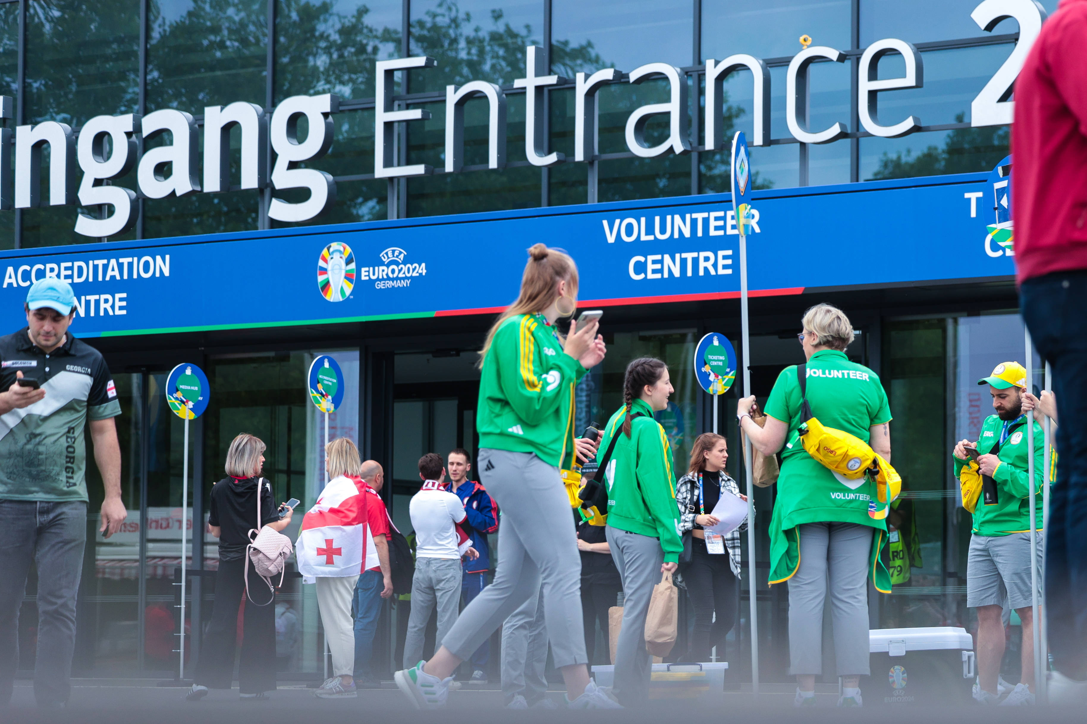 Euro-2024. Incidente între fani înainte de meciul Turcia - Georgia. La Dortmund a plouat torenţial. VIDEO