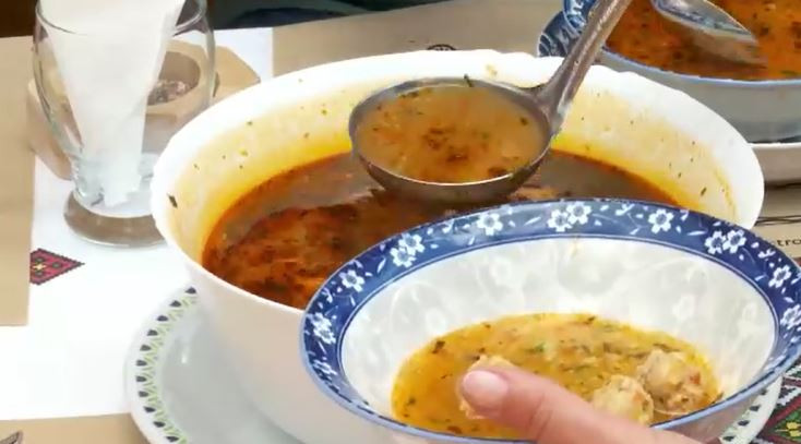 Punctele gastronomice locale, o opțiune ieftină pentru turiștii care nu vor să mănânce la restaurant. Cât costă o masă