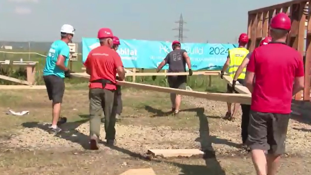 Voluntarii de la Habitat for Humanity au făcut fericite două familii sărmane din Iași. Noua lor casă, ridicată în doar 5 zile