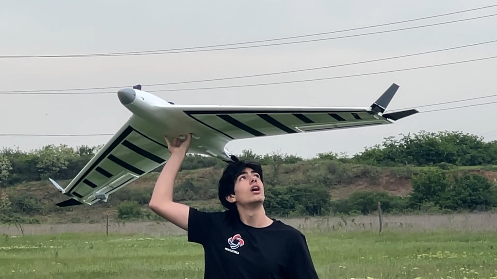 Trei elevi români, premiați în SUA pentru o aripă de avion revoluționară care scade consumul și face avionul „invizibil”